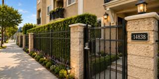 MODERN 3-BEDROOM TOWNHOME WITH 2-CAR GARAGE IN GATED COMMUNITY Gallery 1
