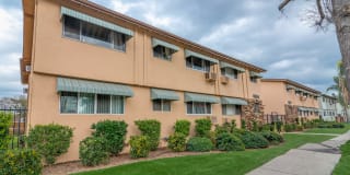 4854-4860 Hazeltine Apartments Gallery 1