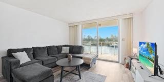 1050 Hillsboro Mile Gallery 7