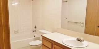 Sammamish Waterway 1 Bedroom + Den 1 BA Condo $1995.00 Gallery 8