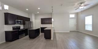 3/2/2 Duplex near Hwy 46 /Fridge Included / No Carpet / Fenced Backyard / CISD *2 weeks free rent* Gallery 5