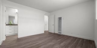 Sunset Square Gallery 44