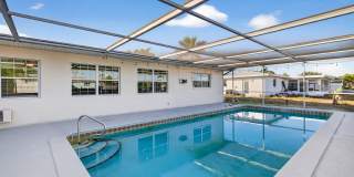 Pool Home Direct Access canal 3 Bedroom Gallery 1