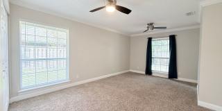 Large Open Concept House with Tons of Natural Light Gallery 23