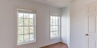 Lovely Townhome Conveniently Located! Gallery 26