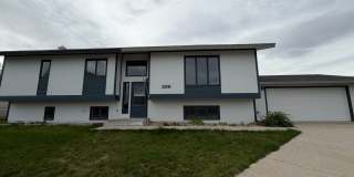 Spacious 5-Bedroom, 3-Bath Home with Garage & Multiple Living Areas Gallery 1