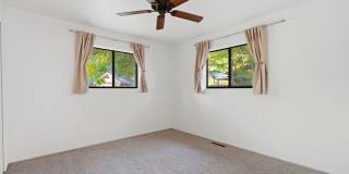 Charming house for rent, with laundry machines included and fenced yard. Gallery 15