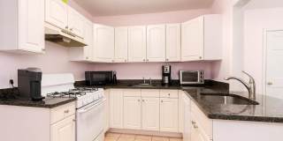 Fantastic 4-bed, 1.5 bath Unit in Brookline Gallery 1