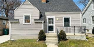 Charming 3 Bedroom Bungalow in Prime Ferndale Location! Gallery 1