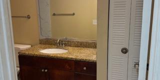 Large one bedroom condominium Gallery 6