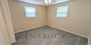 Newly renovated 3/1/1 NEW flooring, NEW paint, updated kitchen & bath, fenced yard.. a MUST SEE!! Gallery 10