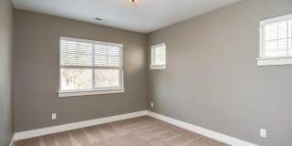 Townhome 4 blocks from the Old Mill Gallery 13