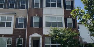 Beautiful and large 3 BR 2.5 BA townhouse/condo Gallery 1