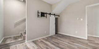 Charming 2BR Upstairs unit in Franklinton Gallery 12