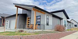 Modern Three Bedroom Townhome with Air Conditioning Gallery 1