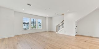 GORGEOUS Like NEW 4/3.5 CUSTOM TOWNHOME Gallery 5