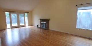 2 bdm 2 bath Ranch with Large fenced yard Gallery 9