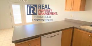 MOVE IN SPECIAL - 2 Bed 1.5 Bath Town Home - 1 Car garage Gallery 5