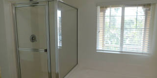 Beautiful 4 bed, 2.5 bath unit in Orange. Gallery 24