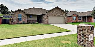 Beautiful 2 Bedroom 2 Bath Home in Yukon Schools Gallery 1