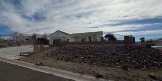 Spacious 3-Bed Home on Large Corner Lot with Boat-Deep Garage & Views Gallery 4