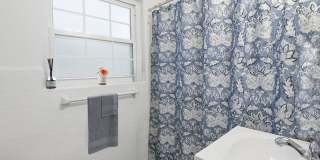 4 Bedroom House with Back Deck Gallery 21