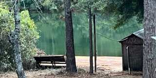 Charming Lakeside Home 3 Bedroom/2 Bath Gallery 1