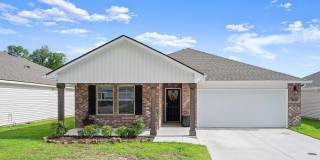 Charming 4-Bed Home in Denham Springs with Spacious Backyard Gallery 1
