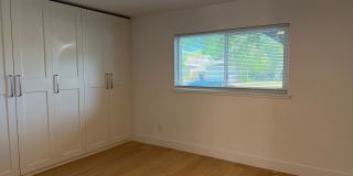 Fully Remodeled 3 Bedroom/ 2 Bathroom Duplex w/ Modern Finishes & Private Yard! Gallery 10