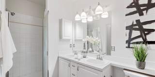Amazing West Seattle 2 bedroom 2 bath W/S/G and 2 parking spots included! Gallery 11
