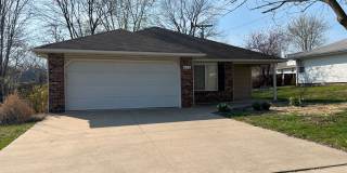 Super Nice 3bed, 2bath house with 2 car garage in Central Location Gallery 1