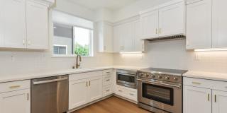 New Luxury Townhome with 2-Car Garage | Minutes to Downtown Redwood City & Tech Campuses New Luxury Townhome with 2-Car Garage | Minutes to Downtown Redwood City & Tech Campuses Gallery 11