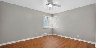 Charming 3BR House in Aurora Gallery 13