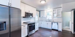 Cute Downtown 2 Bedroom House with Garage & Fenced Yard - Dogs Welcome Gallery 3