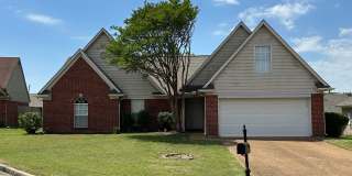 Bright open 3BR/2ba with bonus, 1900 sq feet!  Pets are owner's approval, fees apply. Gallery 1