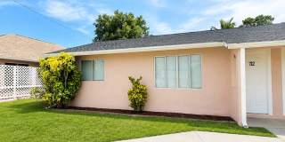 Updated 2 Bed / 1 Bath Duplex with Screened Lanai Gallery 1