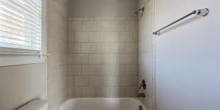 Bright & Stylish 3BR Flat in the Historic District — Gated Parking Gallery 16