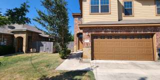 3/2.5/2 Duplex / Minutes from Downtown NB  Creekside Shopping  Restaurants / Fenced in Yard /CISD Gallery 1