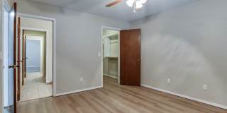 2 Bed Jack & Jill Bathroom  2 Car Garage With Office In The Heart of Yukon! Gallery 23