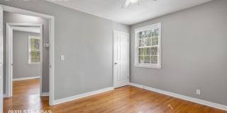 Charming 2BR Cottage Near Downtown Clarksville Gallery 17