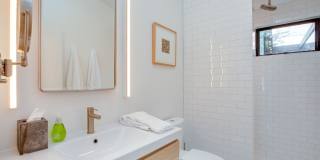 927 1/2 Victoria Ave Gallery 19