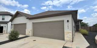 Amanda Park Duplex 3/2 off Potranco Gallery 1
