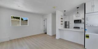 Stylish Santa Monica studio with w/d in unit, and private rear yard. Gallery 6