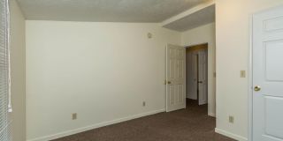 311 E 11th - 5Bed/2Bath - Onsite Parking Available! Gallery 10