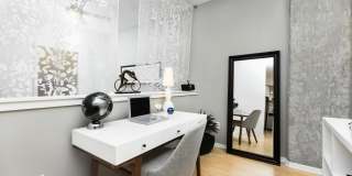 Leva on Market Gallery 15