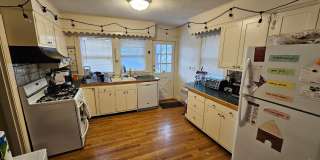 $1k Rebate! Oversized House w 4 Parking Spots Inc.  Laundry in Unit.  Fits up to 10 ppl (Would Cost Extra) Gallery 3