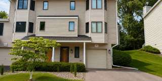 Spacious Minnetonka  2-BR Townhome Gallery 1