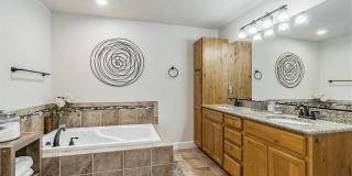 Gorgeous 6 Bedroom/3.5 Bathroom Home! Gallery 6