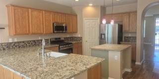 Beautiful 4 Bedroom 2.5 Bath with loft Gallery 9