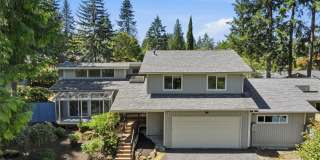 Spacious Tri-Level Home in West Lake Sammamish with Luxurious Features and Prime Location Gallery 1